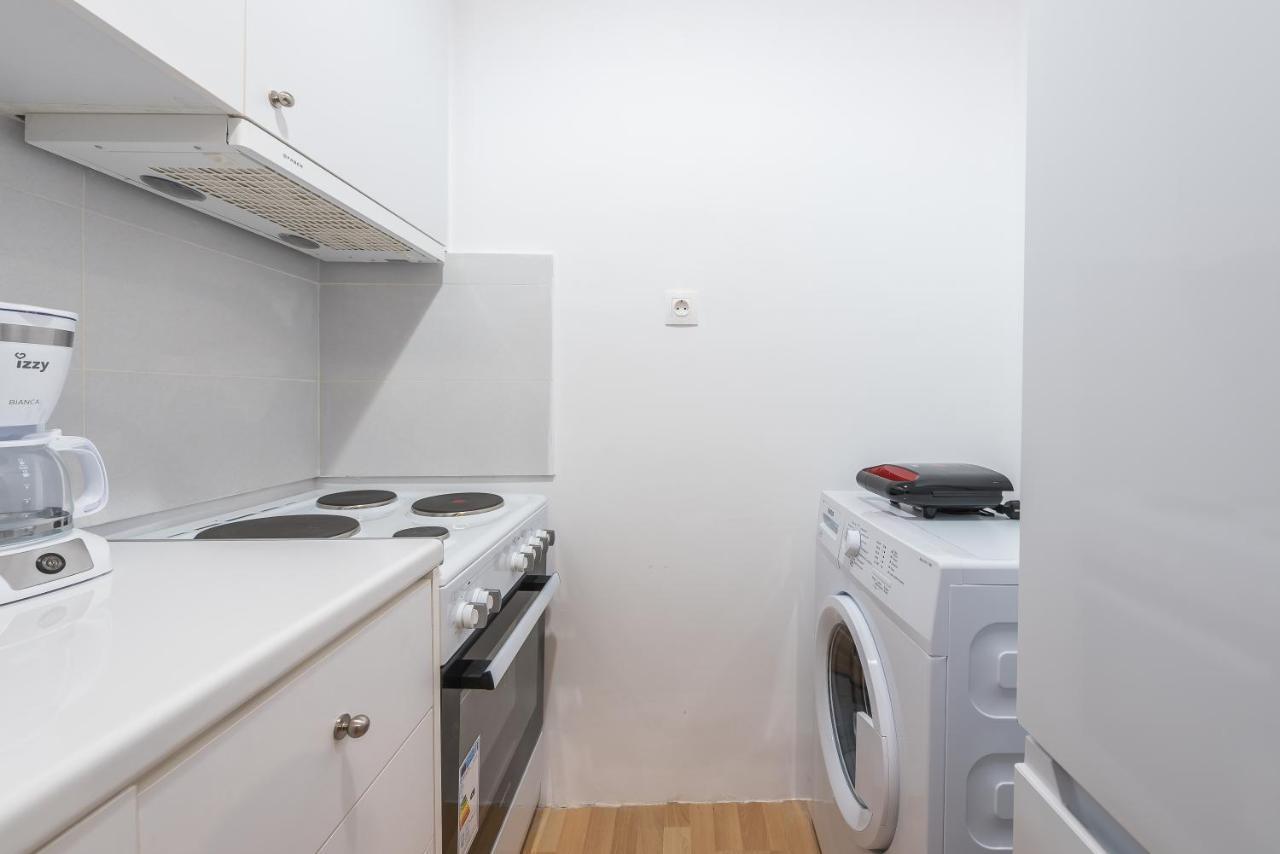 Apartment At Megaro Mousikis St Semi Basement 1Bed 2 Pers Athens Luaran gambar