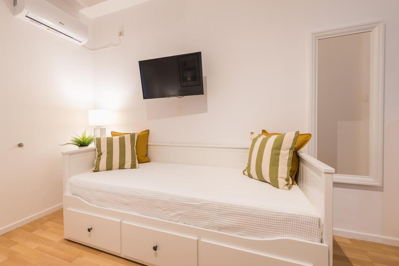 Apartment At Megaro Mousikis St Semi Basement 1Bed 2 Pers Athens Luaran gambar